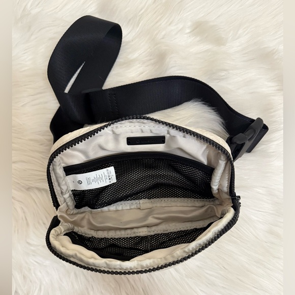 Lululemon Everywhere Belt Bag 1L | White Opal & Black - Picture 7 of 8